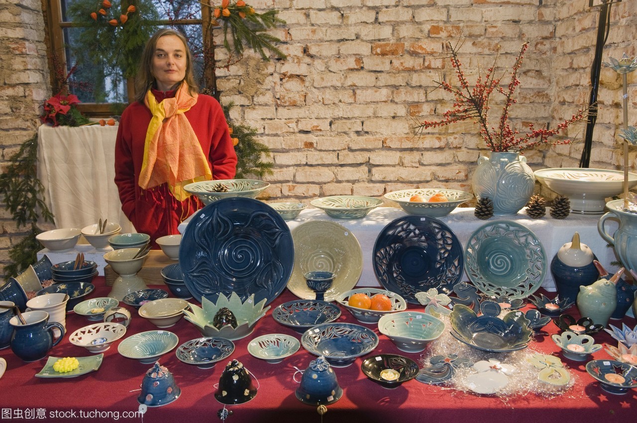陶瓷艺术家销售陶瓷产品在圣诞市场moosburg巴伐利亚德国欧洲